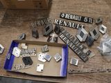 une boîte contenant divers objets en métal, posée sur une table