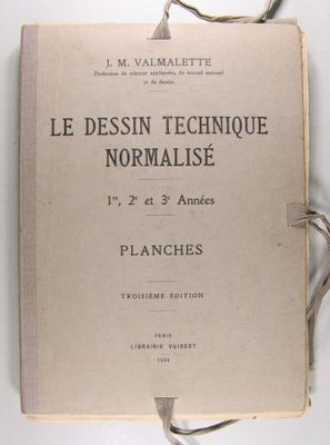 un livre posé sur une table