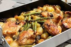 une poêlée composée de poulet, de pommes de terre et d'asperges