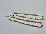 trois bracelets en chaîne d'or, dont un avec un fermoir et un autre avec un fermoir