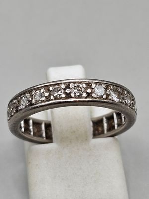 une bague en or blanc sertie d'un diamant au centre