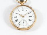 une montre de poche en or avec des chiffres romains sur le cadran