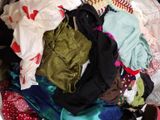 une pile de vêtements sur un lit