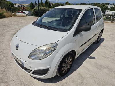 la photo d'une petite voiture blanche garée dans un parking