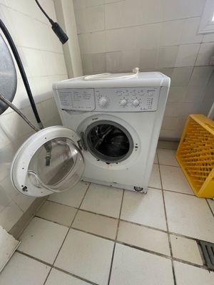 un lave-linge et un sèche-linge dans une petite pièce