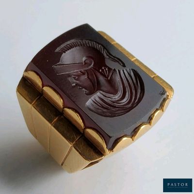 l'image d'une bague en or sur laquelle figure la photo d'une femme