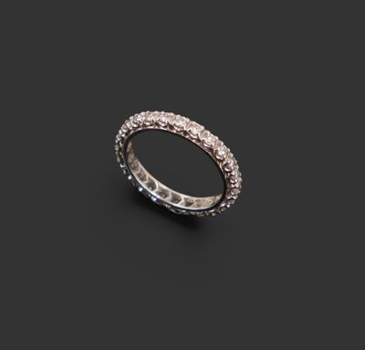 une bague en or blanc sertie de diamants sur fond noir