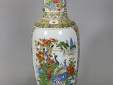 un vase orné d'un oiseau et de fleurs