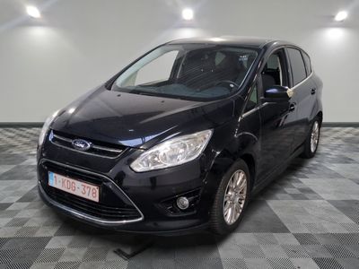 la voiture noire est garée dans le garage sur le sol en damier