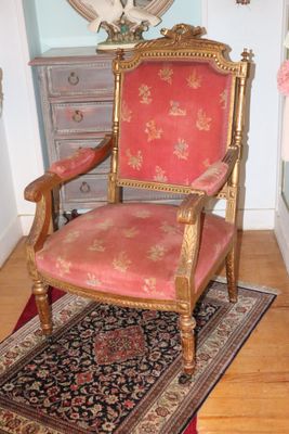 a chair that is sitting on a rug in a room