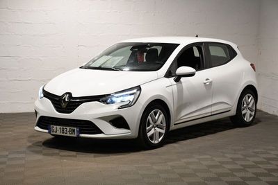 la voiture blanche est garée dans le garage sur le sol en damier