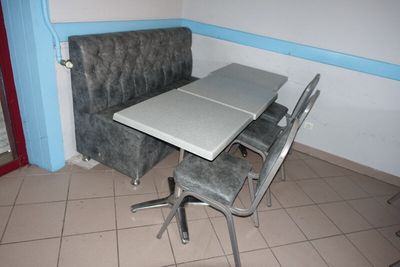 une table et des chaises dans un coin de la pièce