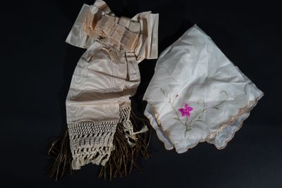 Ensemble comprenant : – Ancien brassard de communion ;