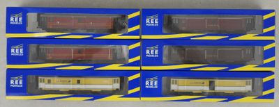 six cartons contenant des petits trains posés sur une table
