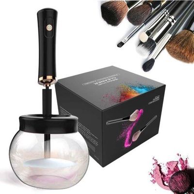 un gros plan sur un étui à pinceaux de maquillage et un pot de poudre