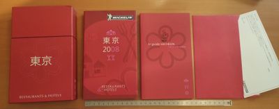 trois paquets de cigarettes rouges posés sur une table, à côté d'une règle