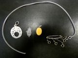 un collier, un bracelet et une boucle d'oreille posés sur une table