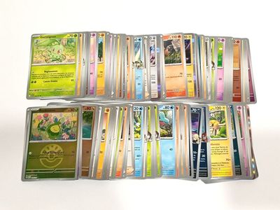 beaucoup de cartes Pokémon posées ensemble sur la table