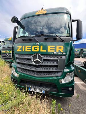 a green truck that is parked on the side of the road