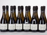six bouteilles de vin sont alignées sur une surface blanche