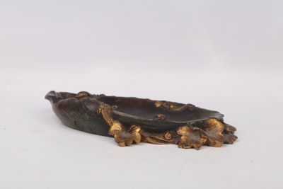 un petit bateau en bronze orné d'un décor en or
