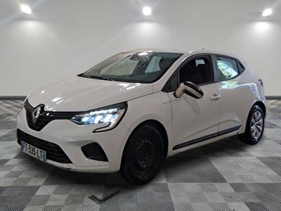 la voiture blanche est garée sur un sol en damier dans le garage