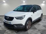 un SUV Opel blanc garé dans une pièce au sol carrelé