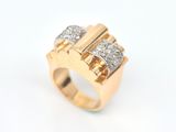 une image d'une bague en or et diamants sur fond blanc