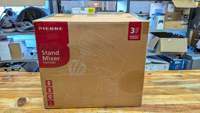 une boîte posée sur une table dans une pièce