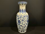 un vase bleu et blanc posé sur une table