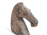 sculpture représentant une tête de cheval sur fond blanc