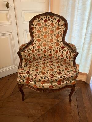 Bergère en hêtre ciré et mouluré et sculpté à dossier cabrio…