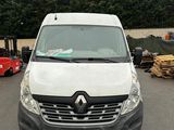 une camionnette blanche garée dans un parking