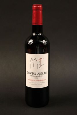 une bouteille de vin rouge posée sur une table noire