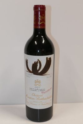 une bouteille de vin posée sur une table