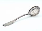 une cuillère en argent ornée d'un motif de feuille