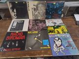 un grand nombre de disques sur une table dans une pièce