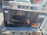 une télévision posée sur un carton