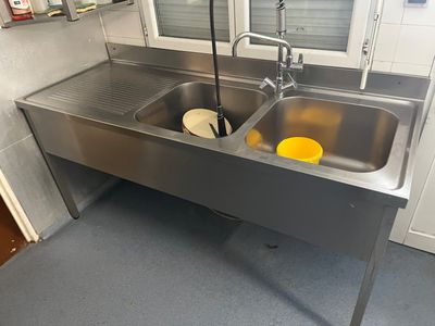 un évier de cuisine avec un robinet posé sur le plan de travail