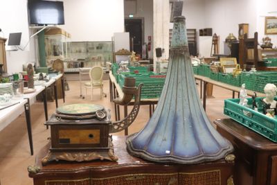 une pièce où sont exposés de nombreux objets anciens