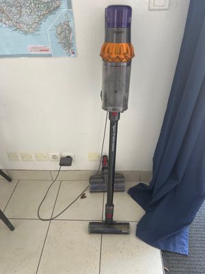 une photo d'une pièce où l'on voit un aspirateur et une carte accrochée au mur