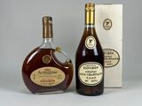 une image représentant une bouteille de brandy à côté d'une boîte