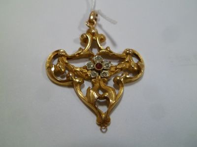 l'image d'un ornement en forme de croix d'or sur une surface blanche