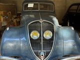 une vieille voiture garée dans un garage