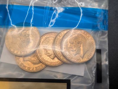 un sac de pièces de monnaie posé sur une table