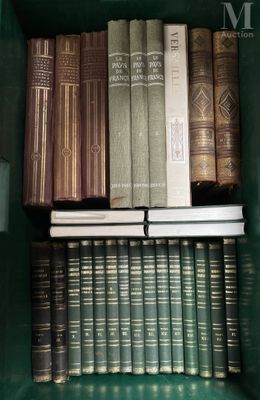 de nombreux livres dans une boîte verte posée sur l'étagère