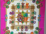 foulard en soie rose orné de fleurs et de papillons multicolores