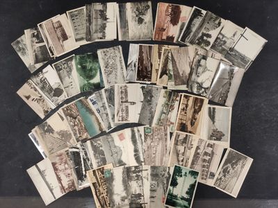 une vieille photo d'un lot de vieilles cartes postales sur une table