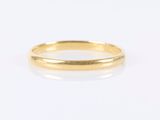 une bague en or à l'anneau fin sur fond blanc