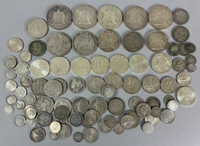 a lot of coins that are on the table